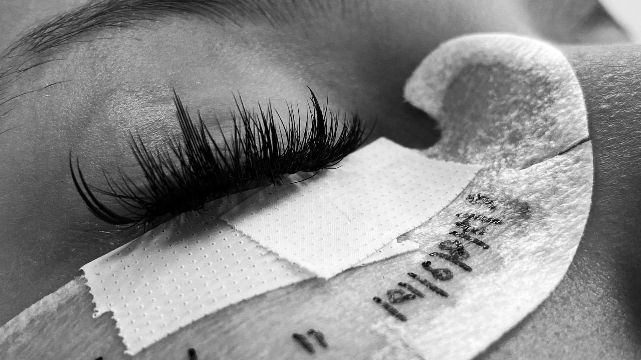 can you wear mascara with a lash extensions